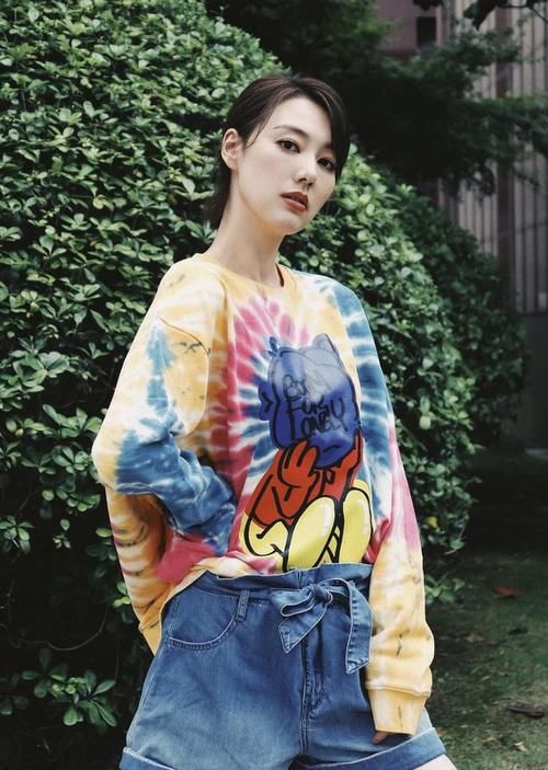 小姐姐|扎染卫衣配短裤,就显气质,展现时尚好气质!