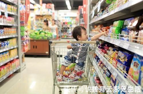 孩子|孩子先喝饮料后付款,超市要求10倍赔偿,家长的做法亮了