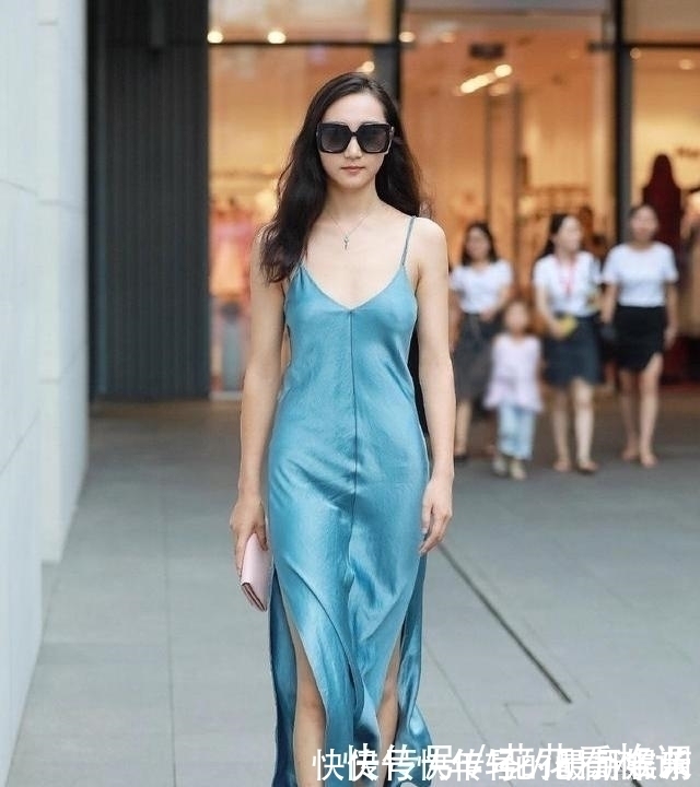 外套 身穿女人味十足的礼服,简约而休闲,显得十分性感