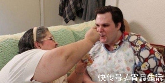 美国|美国33岁“巨婴”火了,用奶嘴穿纸尿裤,每天等着妈妈喂饭