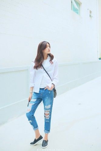 美女|街拍:美女白衬衫牛仔裤清纯气质一览无遗