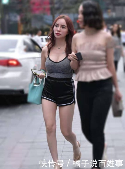 简洁|灰色运动背心搭配黑色短裤,休闲时尚,简洁干练