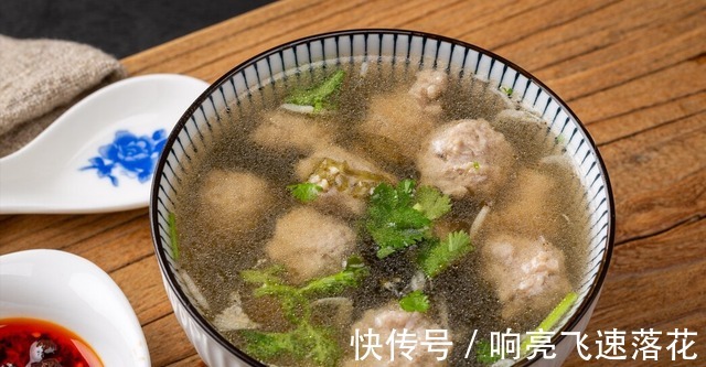 汆丸子好吃有诀窍，饭店大厨分享不外传秘方，汤鲜味美饱满多汁！