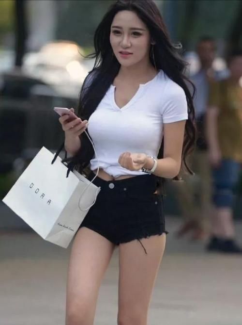 街拍成熟丰腴,大方得体的美女,非常的惹眼