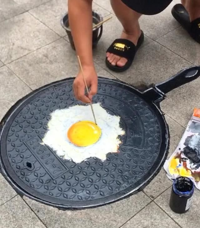 画板$美术生在井盖上画煎蛋,井盖变身平底锅,成画让人看饿了