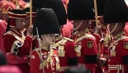 龙船节&泰王2年前偏爱诗妮娜,龙船节给她安排位子,如今与苏提达比不了