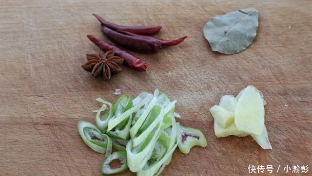 糖色|觉得红烧肉太油腻?有种不炒糖色不放油的做法,老人小孩都爱吃