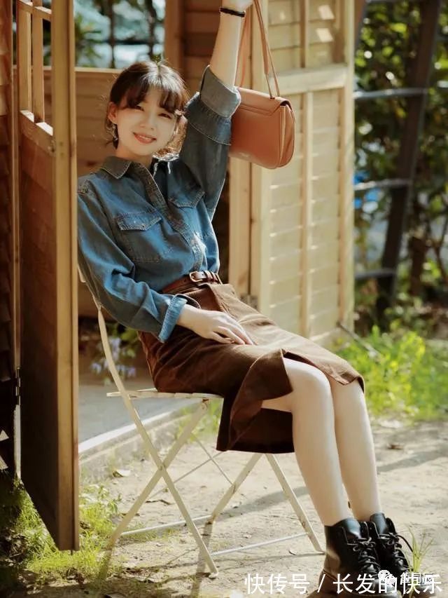 包包 秋冬的复古穿搭指南,身穿衬衫+棕色半身裙,复古高级又时髦!