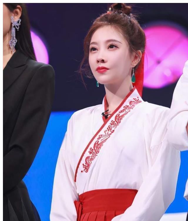 张碧晨|她是跨界最成功的主播?网友:综艺节目的颜值担当