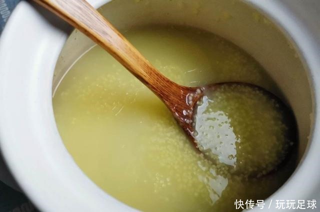 煮小米粥时,直接下锅是大错!多加这1步,米粥更黏稠,米油更厚!