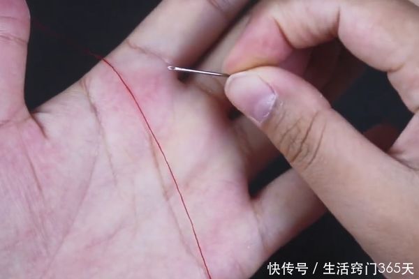 穿针引线太困难？教你一招，不用眼睛看，让线自己“跑进去”！