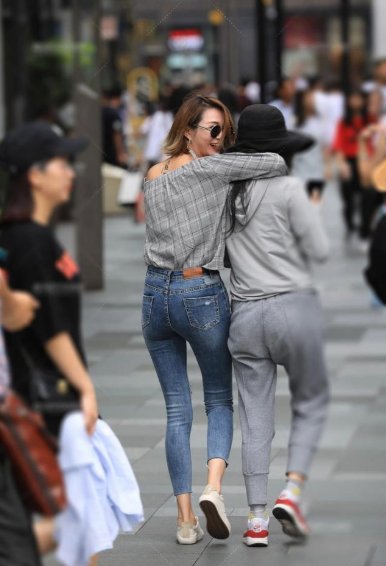 精致在于整体穿搭的美感，这个美女就是一个很好的例子！