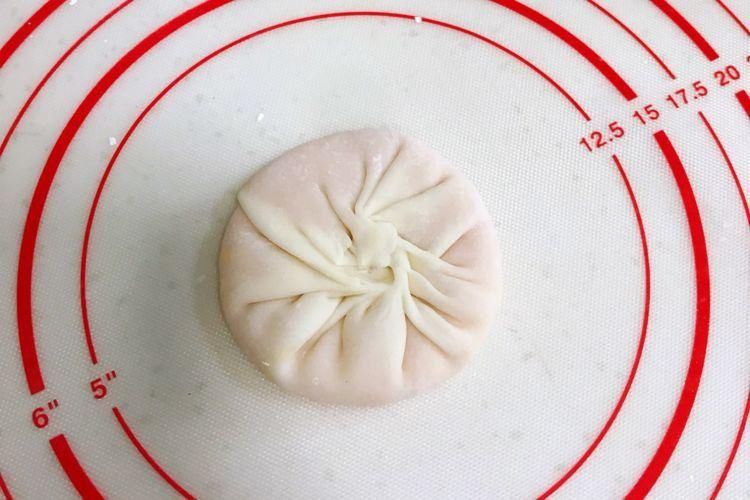 红薯芝麻煎饼，用饺子皮制作很方便，撒上芝麻后更香