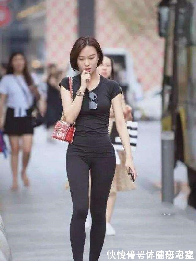 打底裤 黑色打底裤搭配短款红色上衣,柔滑细腻,较青春时尚!