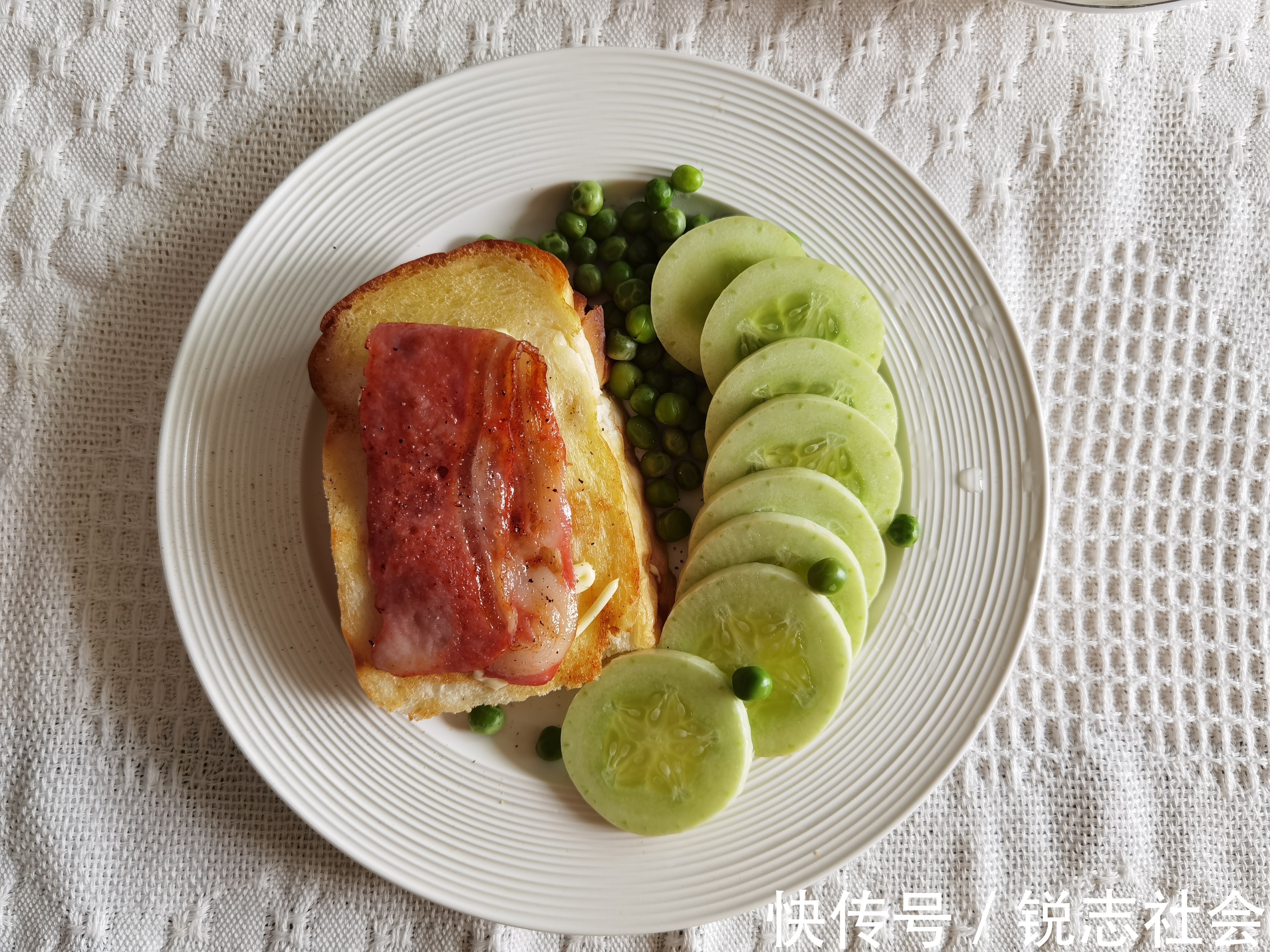 好吃|吐司培根黄瓜沙拉，好吃美味，营养健康