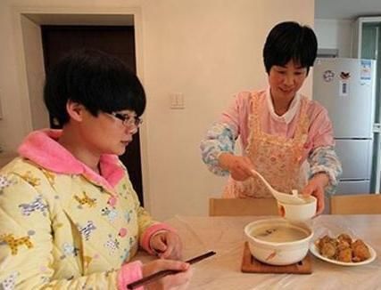 虐娃|月嫂进屋后感觉不对，抱起孩子撒腿就跑，事后家长奖励她3万块