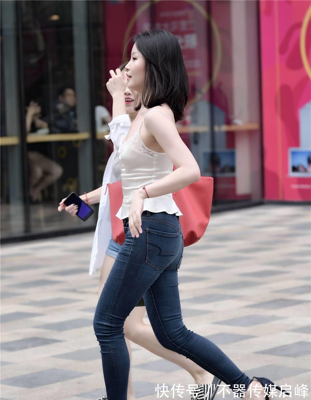 凉鞋 紧身牛仔裤，搭配细跟凉鞋，简约的秋季搭配