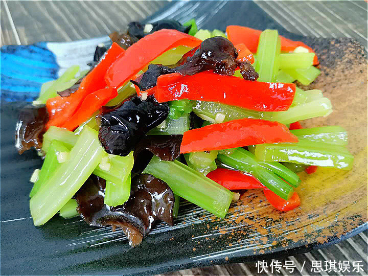 秋天,芹菜别再炒着吃了!试试新做法,清淡爽口解油腻,做法简单