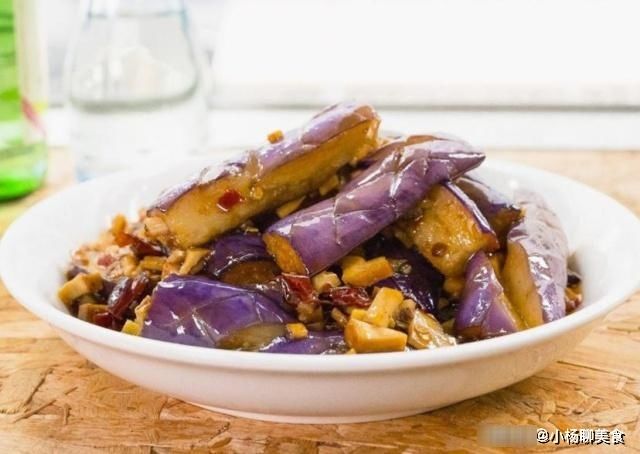 家人|炒茄子太费油？大厨教你一招，不费油，更健康，家人都说好吃！