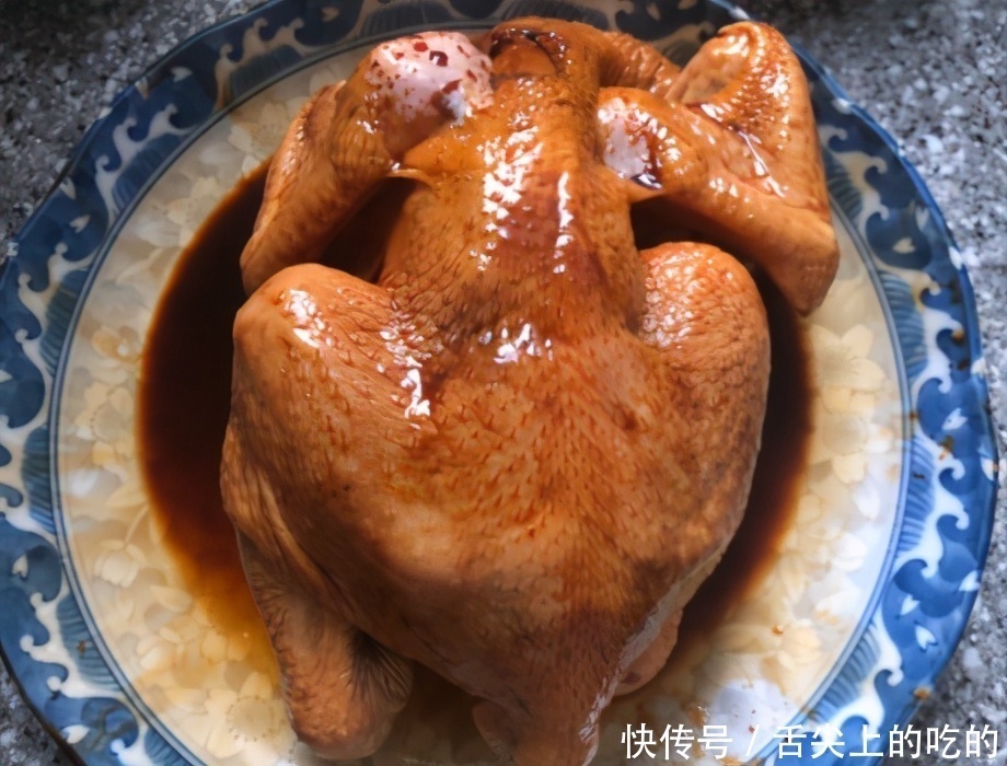 整只鸡丢电饭锅里,不放油不加水,出锅香味四溢还流油,比烤鸡香