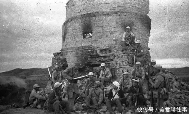 解决|日军躲在炮楼里,我军士兵久攻不下,一位农民路过解决炮楼