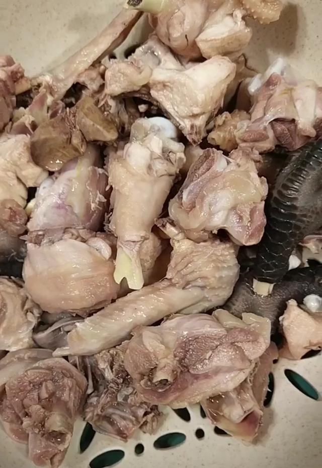 鸡肉|缅怀柴火烹制年代,忍不住回想童年时光,一道家常柴火鸡送给大家