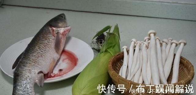 玉米海鲜菇鱼汤|两口子的晚餐,一荤一素一汤,实惠又好吃,吃着舒服,光盘不浪费