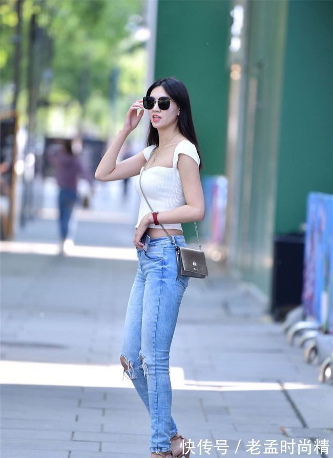 牛仔裤 小姐姐们的身材都真好,长发飘飘搭配紧身牛仔裤,性感十足