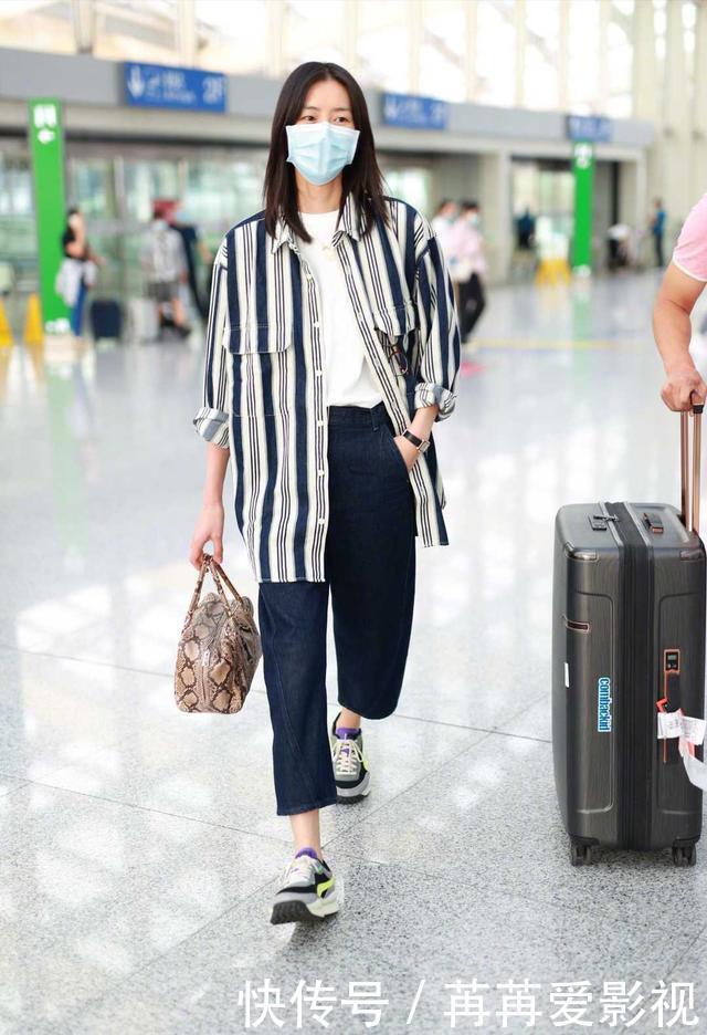 孟晚舟私下穿搭好美,条纹衬衫配五分裤优雅大气,中年女性该学学