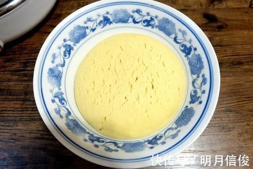 玉米面做面食不用蒸,松软细腻底部焦脆,比蒸的香,全家都爱吃