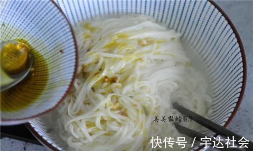 下次拌面条,葱和蒜是灵魂,这种酸汤面的做法,每次上桌,一点威力都没有