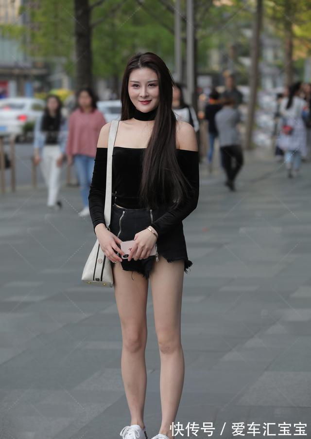 大长腿|牛仔热裤,配黑色一字肩,清新又显气质,美的清凉又时髦