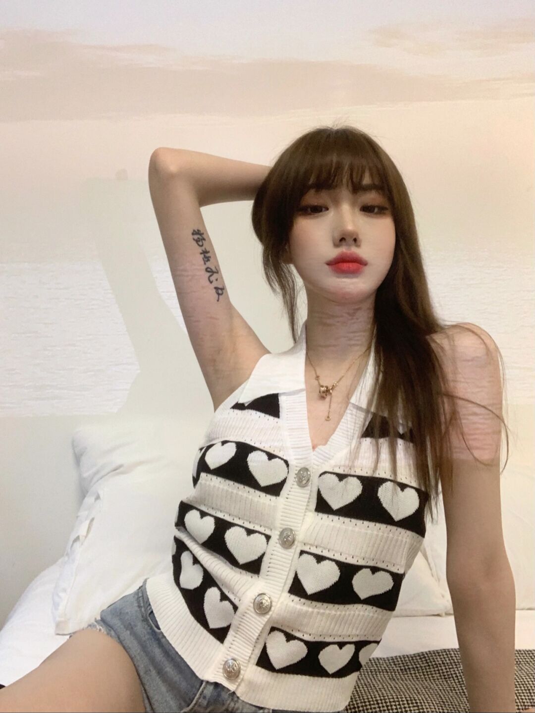 短裙|齐刘海小姐姐, 黑白马甲配牛仔短裙, 梦回青春年华