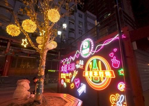 洛阳市区内的步行街,夜景不输一线城市,距离牡丹广场仅200米