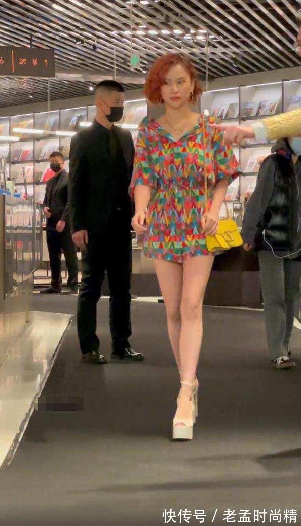 气质|何超莲烫了卷发,搭配碎花裙却跑出“阿姨味”,气质全靠颜值撑着