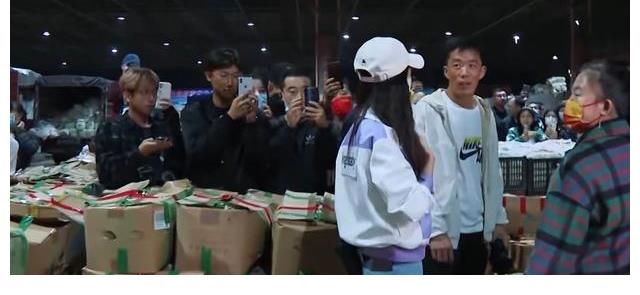 《奔跑吧》一共8位嘉宾,7位收到农民送的蔬菜,只有baby没收到