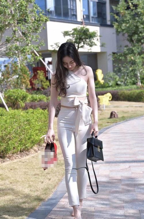 路人街拍：美女身材完美，很有气质