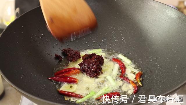 配菜|水煮鱼怎样做更好吃?大厨详细讲解鱼片腌制技巧,鱼肉滑嫩无腥味