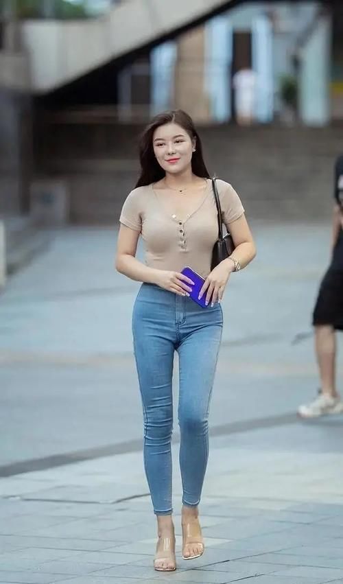 开叉裤 牛仔打底裤搭配时尚上衣,打造设计感,非常协调统一