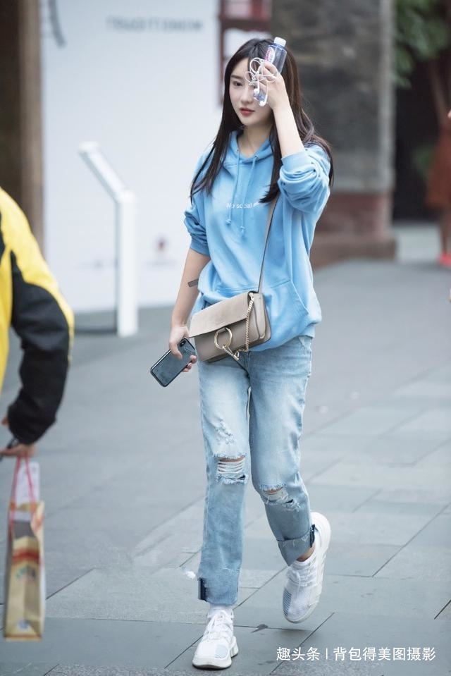 路人街拍，小姐姐穿出下身消失的风格，非常好看