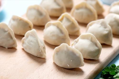 白菜做馅，切忌用盐杀水，给您支一招，白菜不出水，饺子鲜美多汁
