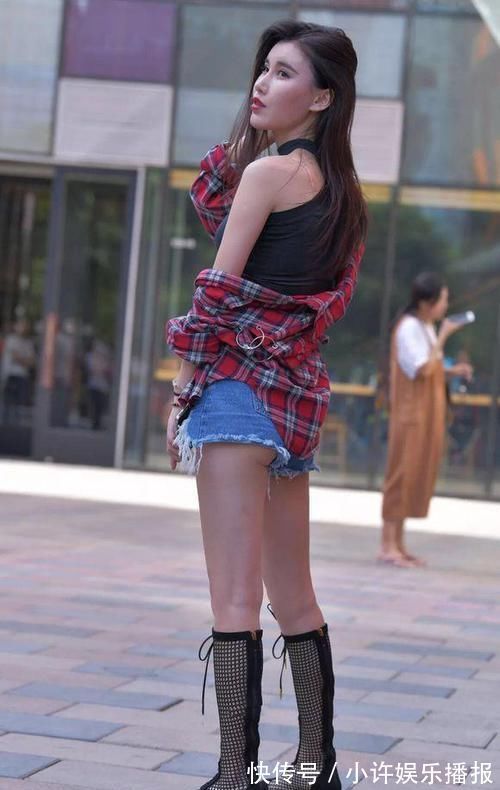小姐姐|街拍小姐姐镂空靴和高跟鞋搭配衣服,款式非常新颖独特