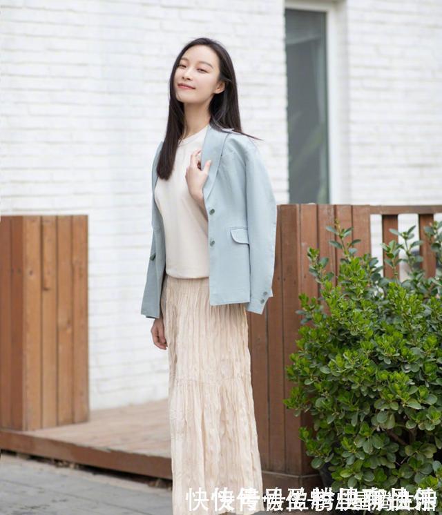 颜色|3种颜色穿出5种魅力不需要花哨就很吸睛的搭配，特适合白皙女生