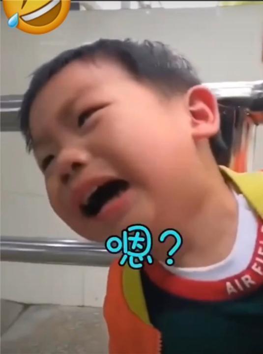 对话|“爸爸,我卡住了”,萌娃卡栏杆大哭,父子俩对话笑翻网友