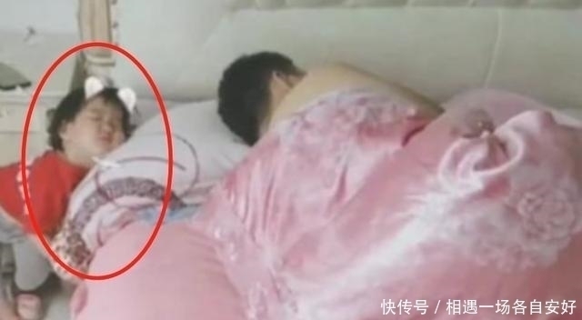 小棉袄|宝爸带孩子们睡觉，妈妈随手拍下照片走红，网友：小情人才是真爱