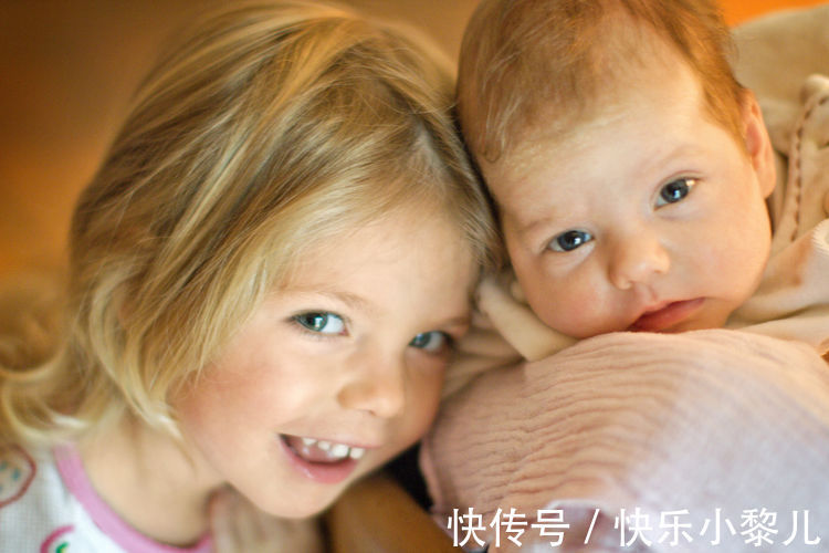 小宝宝|宝宝有12个“磨人”的特征,说明智商更高!妈妈别怕累反应高兴