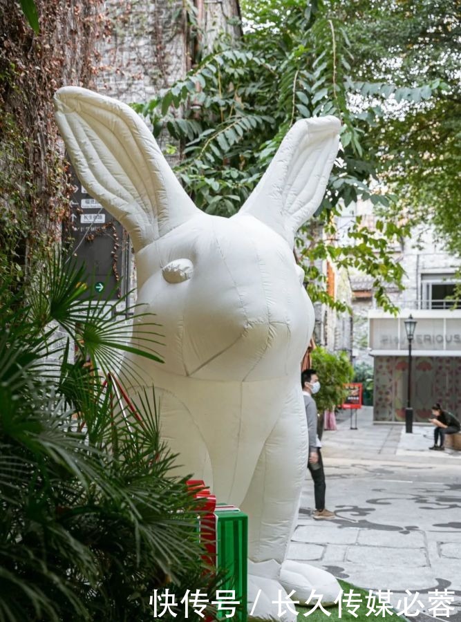 岭南天地|地铁直达看光影艺术,“神秘发光巨兔”华南首展等你来撸兔!