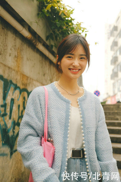 沈月晒游客照对镜甜笑减龄又可爱 全网搜