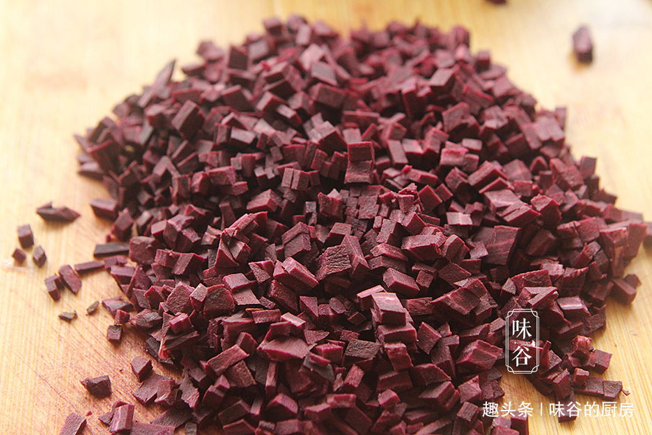 蒸馒头时加紫薯,好吃不腻,营养又低脂,隔三差五吃,肠胃更健康