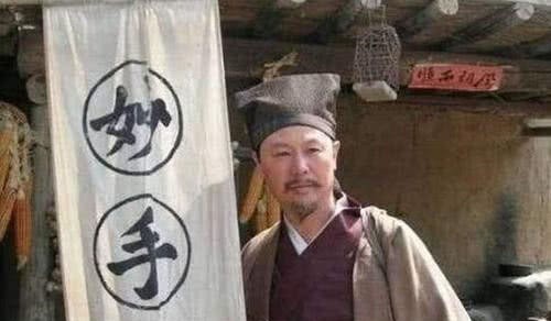 算命|乾隆出门算命，算完后笑着离开，刚走200米突然变脸：杀了他